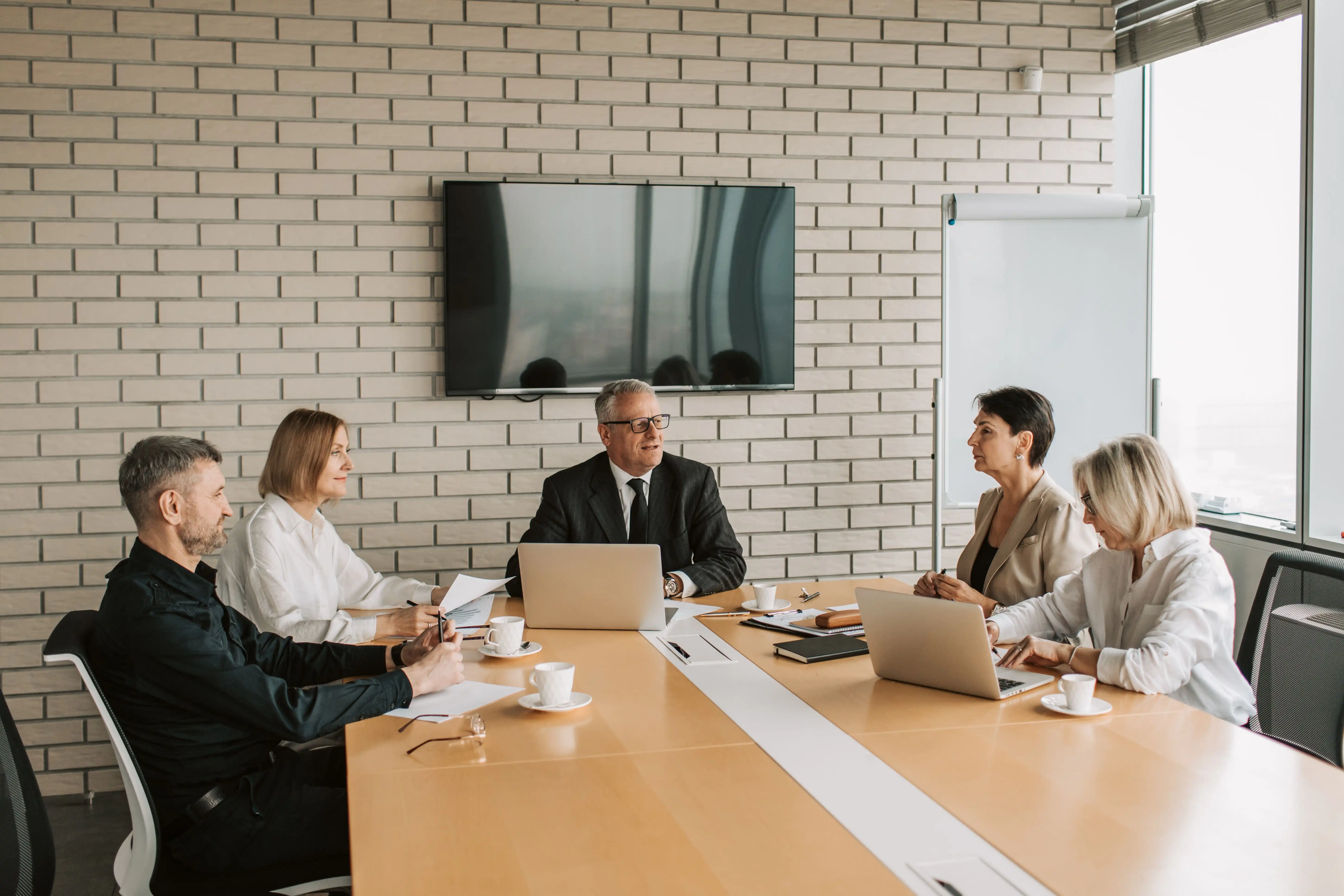 Researcher structuring a scientific research framework, defining study objectives, and planning methodological procedures.